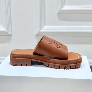 Toppkvalitet Clea Slides tofflor Läder Insula Platform Sandaler präglade Triomphe Open Toe Flat Luxury Designer Women's Holiday Flats Sandal Factory Factory Factorwear