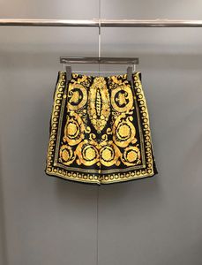 Frühling und Sommer Neue männer Gedruckt Shorts Licht Luxus Marke Qualität Design Schwarz Gold Barock Shorts