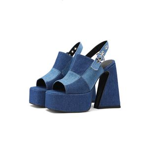 Sandali 2023 Donna Summer Fashion denim Piattaforma a contrasto di colore Scarpe con tacco alto Fishbill Scarpe europee e americane di grandi dimensioni 230718