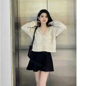 23SS Womens Knits Womens Designer Clothing Knit Halsbindning Double C Diamond Bow Brosch V-hals Cardigan Jacket Högkvalitativt Kläder A1