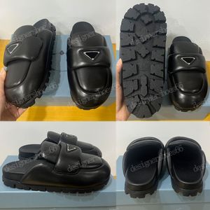 Mjuka vadderade nappas läder sabots 2dl8 sandaler mules emaljerad metall triangel logo lug slitbanan sandaler strömlinjeformade skor lätt att bära och ta av tofflor sandal