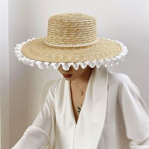 ワイドブリム帽子の女性の夏、白いレーストリミングストローハットパールズバンドボーターサンレディースアウトドアビーチ