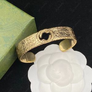 Luxur Designer Fashion Carved Cuff Armband Gold Vintage Mässing Material Bangle Women's Gift Jewelry