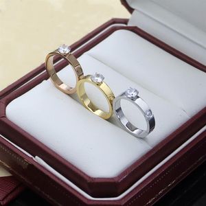 Europe America Style Men Lady Women Titanium Steel 18K Gold Engraved Letter Four Prong Seting Single Diamond Lovers smala ringar 1919