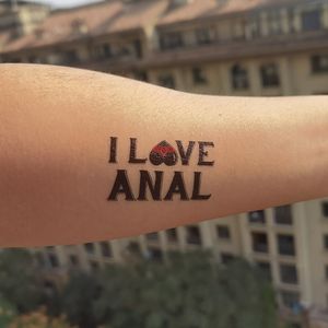 Eu amo anal - Fetiche de tatuagem temporária de corno para corno de esposa quente
