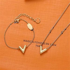 Klassisk designer hänge charm armband guld kärlek v halsband mode smycken armband pläterad bokstav enkel hjärta lyx hänge3004