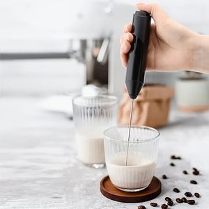 Electric Milk Frother Handheld, bateria obsługiwana producent pianki do kawy, cappuccino, latte, frappe, matcha, gorąca czekolada, mini mikser napojów