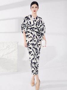 カジュアルドレスミヤケプリーツブラックホワイトプリントバットウィングスリーブルーズウエストエレガントプラスサイズの長いドレス女性2023サマーデザイナー衣服