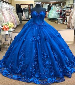 Royal Blue Quinceanera 드레스 3D 플로럴 아플리케 슬리브 레벨리스 비즈 연인 네크 라인 커스텀 얇은 명주 그물 스위트 15 16 프린세스 대회 볼 가운 멍청이