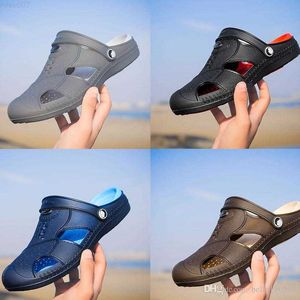 Chinelos Designer Jelly chinelos masculinos sandálias ocas verão respirável sandálias de água masculino sapato de jardinagem oco para fora chinelos de praia chinelos L230718