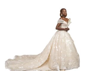 Vestido de Noiva Evasê em A Luxuoso Leve Champanhe com Cristal Frisado Vintage Ombro Fora Renda Aplicado Tamanho Grande Vestido de Noiva Árabe Dubai