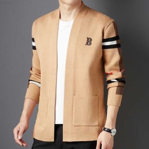 Camisolas Masculinas Novas Outono Inverno High End Malhas Listradas Xadrez Masculino Cardigans Bordados Moda Alta Qualidade Lã Cardigã Masculino Camisola de Malha Casaco L230719