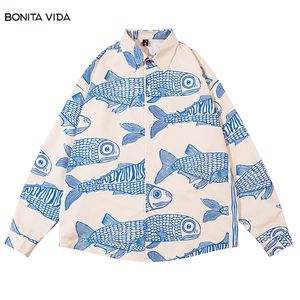 Camisas casuais masculinas grandes mangas compridas roupas de rua Y2K estilo japonês Harajuku peixe koi impressão de carro gráfico vintage camisa feminina 230718