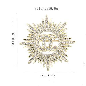 Luxury Brand Designer Lettera Spille Spille Dolci Donne Oro Argento Crysatl Perla Spilla con strass Abito da donna da uomo Portato Pin We306h