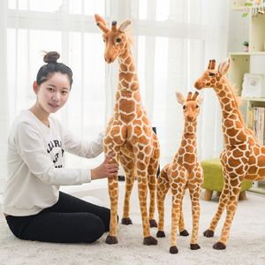 Bambole di peluche Enorme giraffa della vita reale Peluche Bambola di peluche carina Bambola di giraffa di simulazione morbida Regalo di compleanno Decorazione della camera da letto giocattolo per bambini 230718