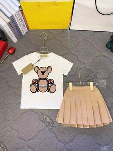 Cute Baby Girls Set di abbigliamento di marca Cartoon Bear Summer Kids T-shirt a maniche corte + gonne 2 pezzi Set di lettere per bambini Abiti stampati per bambini