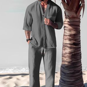 Herrspårarnas herrspårar Casual Cotton Linen Tvåbit Män Sätt mode Löst V -hals Halva ärmstoppar och byxa Suits Mens Beach Style Clothing Q240527