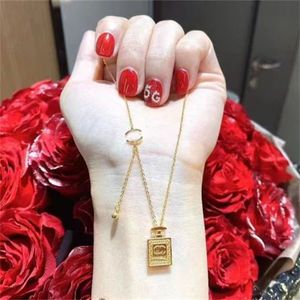 Luxury Necklace Designer Bracelet Female Stainless Steel Couple Heart V Gold Sliver Chain Pendant Jewelry Neck Gifts for Girlfriend Accessories Wholesale