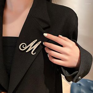 Broschen Mode Trendy Persönlichkeit Brosche Für Frau Mit Perle Brief Nette Pin Seide Schal Schnalle Schmuck Großhandel