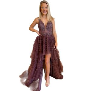 Höga låga rufsar Tiere Homecoming Dresses V Neck Lace Appliciques Bead Prom Dress Layed Tulle Front Short Back Long Party Gown