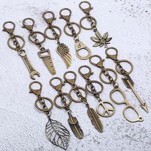 Keychains Fashion Punk Vintage Alloy Bronze Key Chain Metal Peace Arrow Feather Leaf Charm Bag bil Keychain Keyring Retro Accessories Gift