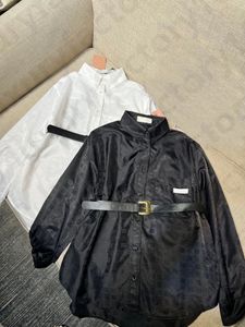 メタルベルトの特大の長袖ボタンダウンラペルシャツカジュアルポケットコート付き女性刺繍レタージャケット