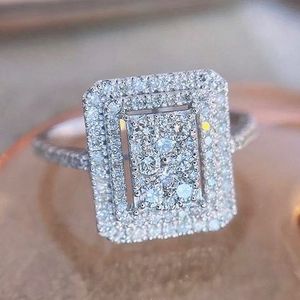 Huitan Bling Bling Women's Wedding Engagement Rings 2022 New Trend Jewelry Fashion Versatile Design Party Giftsのための女性リング