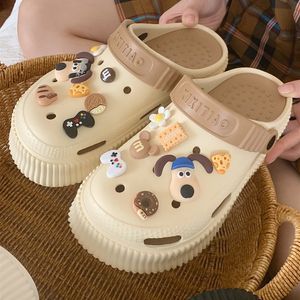 Söt tecknad hundhål Diy Garden Women Wear Eva Tjock Sole Slipper Man Beach Shoes in Summer Sandals For Par 230718