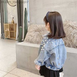 코트 여자 아기 데님 재킷 2023 한국 버전 세련된 새로운 느슨한 피팅 어린이 재킷 봄과 가을 캐주얼 진주 어린이 의류 Z230720
