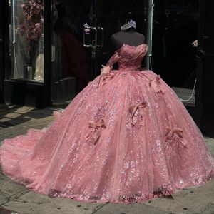 Розовая красная блестящая одежда quinceanera с плеча принцесса аппликация кружевная лук подарок длинная пухлая юбка формальная вечеринка по случаю дня рождения