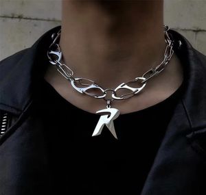 Hänge halsband punk brev r hängen halsband för män kvinnor unisex spänne kedja mäns rostfritt stål choker halsband trend y2k smycken 230718