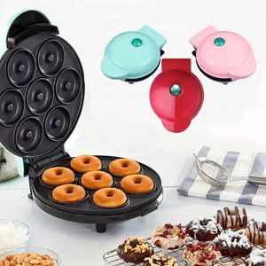 Mini máquina de fazer donuts de 700 W com tomada americana para café da manhã adequado para crianças, lanches e sobremesas, mais com superfície antiaderente, faz 7 donuts, estampa de donuts rosa azul vermelho