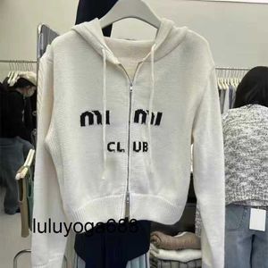 Yeni kadınlar 23SS Kış Yün Süvari Kadın Fermuar Ceket Miu Tasarımcı Kapşonlu Kadınlar Kapşonlu Sweaters Mektup Nakış Hardigan Kaşmir Ceket Süveteri