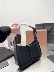 5A högkvalitativa kvinnors väska armhålväskor klassiska äkta läder designer handväskor för damer, axelväskor, baguette flerfärgade modepåsar grossist