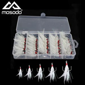 Balıkçılık kancaları mosodo 50pcs tüylü tiz kancalar set giyinmiş üçlü kanca güçlü çekme cazibesi tüylerle balıkçılık kancası balıkçılık aksesuarları 230718