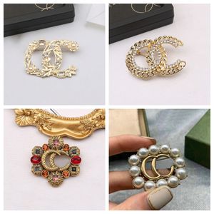 Simple Designer Brand Letter Brooches Gold Sier Plated Inlay Crystal Rhinestone Jewelry Brooch Unisex Hollow Out Pin Marry Christmas