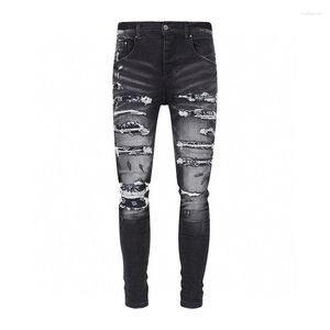 Jeans da uomo Arrivi Moda Streetwear Fori strappati Pantaloni da uomo in denim danneggiato sottile con patchwork casual nero