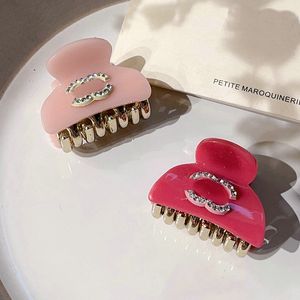 Hårklämmor Barrettes Luxury Designer Womens Hair Clips Rhinestone Mini Shark Clip Girl varumärke Brev Barrettes Fashion Hårtillbehör Hårnålar Claws