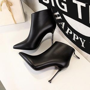 Stivali 663-7 Fashion Simple Thin Heel High Pointed Retro Short Tube Women's Shoes Sexy Night Club Show