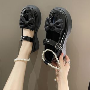 Klänningskor Bow Knot Small Leather Shoes Women's Soft Bottom Hundra matchande kjol Mary Jane Shoes Pearl One Word Buckle Shoes 230719
