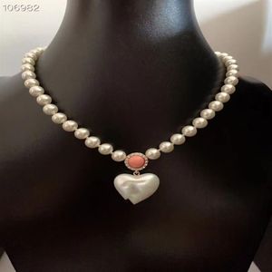 Lyxvarumärke Logotyp hänge halsband Vit hjärta Pearl Charm Pärlor Kort för designer Kvinnor Juveler2310