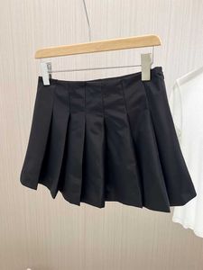 Summer women's black high waist pleated skirt, with belt waist slimming and fashion, with a good sense of sag is not easy to wrinkle, nylon feel comfortable.