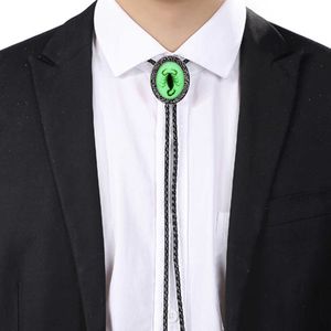 Боло Связывание винтажной смолы Скорпион Боло -галстук светятся в темном кожаном шнурном ожерелье HKD230719