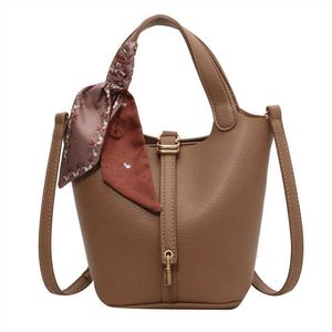 Luxo Picotin Lock Bag Feminino Popular 2023 Nova Moda Coreana Versátil Bolsa Balde de Água Rede Vermelho Advanced Sense Crossbody Outfit Bag