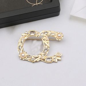 Estate Donna Uomo Designer Marca Lettera Spille Oro 18 carati Placcato argento Intarsio Cristallo strass Gioielli Spilla Fascino Perla Pin Sposare Festa di Natale Accessorie