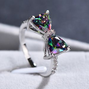 Huitan osobowość wielokolorowa CZ Bow Pierścienie dla kobiet Fancy Bride Wedding Ceremonia Party Par-Ring Palce Nice Gift Fashion Biżuteria