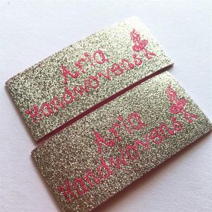 Niestandardowa tkana etykieta dla materiałów Whole 1000pcs Niestandardowe marka logo spersonalizowane metaliczne srebrne tkaniny wytwórni 272c