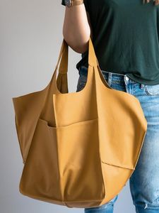 秋/冬のユニフォームトートバッグ - 柔らかい革のシンプルな大きなバッグ、大容量のシングルショルダートート、雑誌、デザイナースタイルで紹介