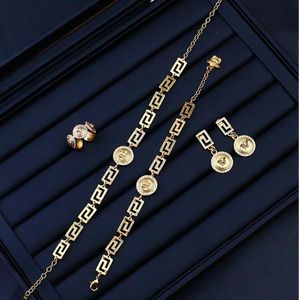 Nova chegada Conjunto de joias de marca de designer de alta qualidade colar pulseira Brincos anel para mulheres moda joias presente337f