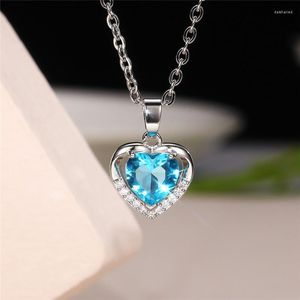 Chains 2023 Women's Necklace Simple Love-shaped Pendant Collarbone Chain Neck Romantic Valentine's Day High-end Gift